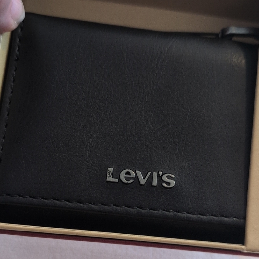 Levi's Black Wallet with Silver Logo - Picture 7 of 8